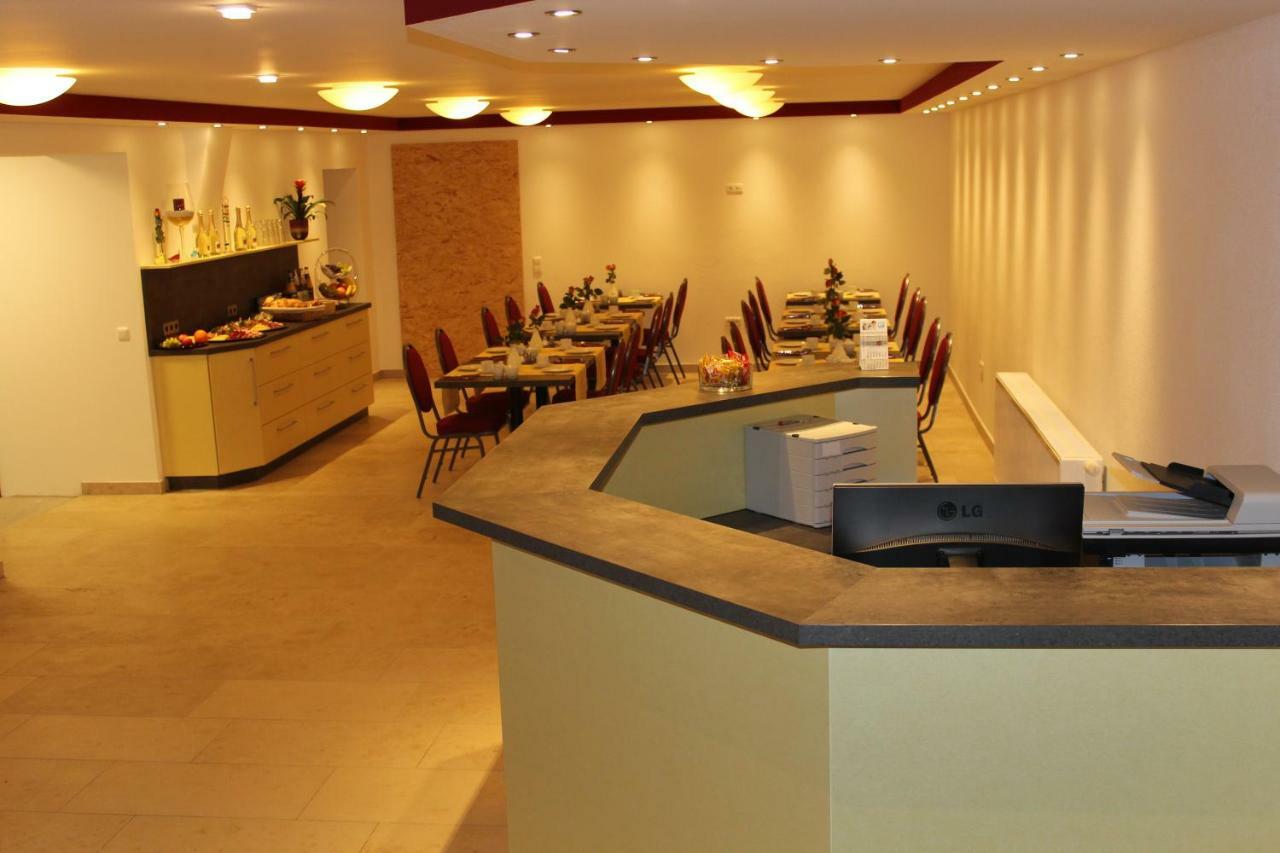 Helmers Gaestehaus Gempfing ภายนอก รูปภาพ