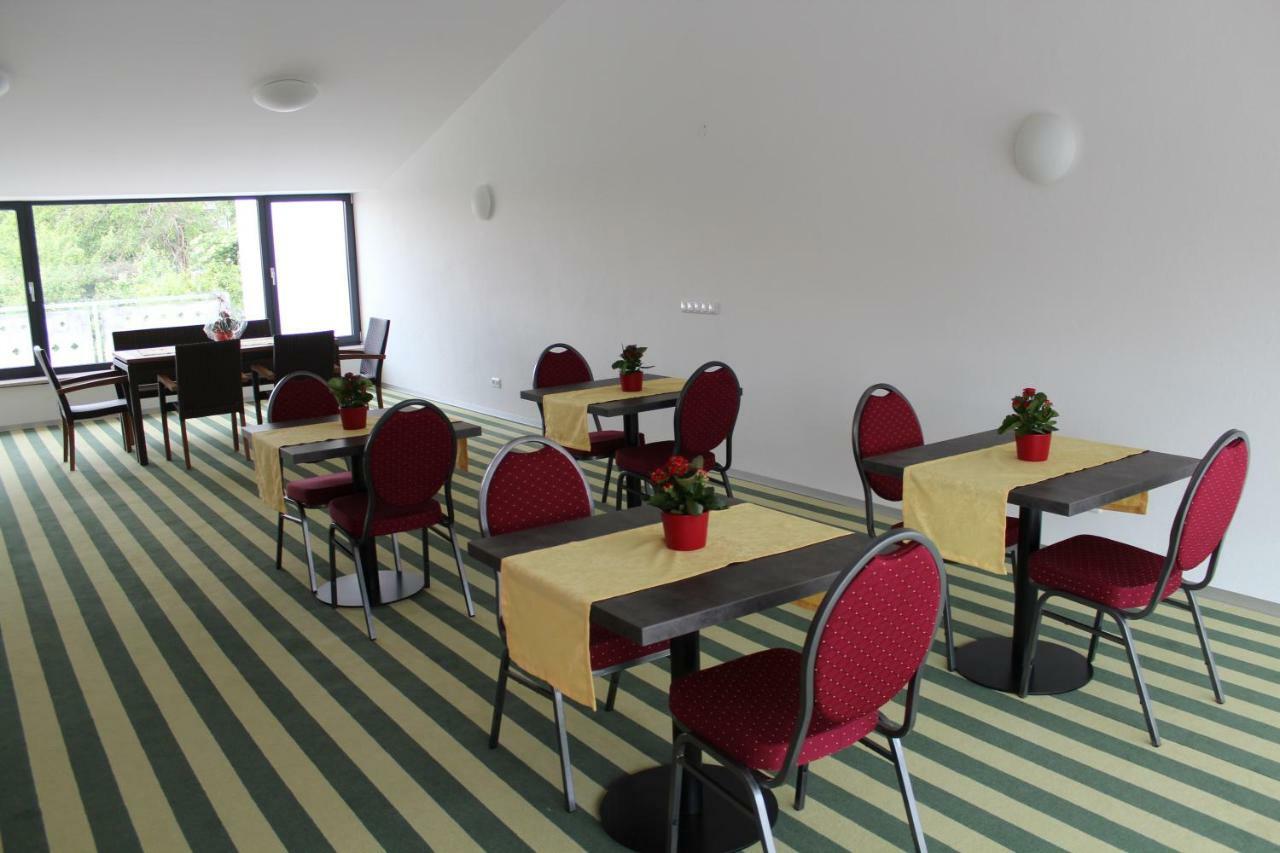 Helmers Gaestehaus Gempfing ภายนอก รูปภาพ