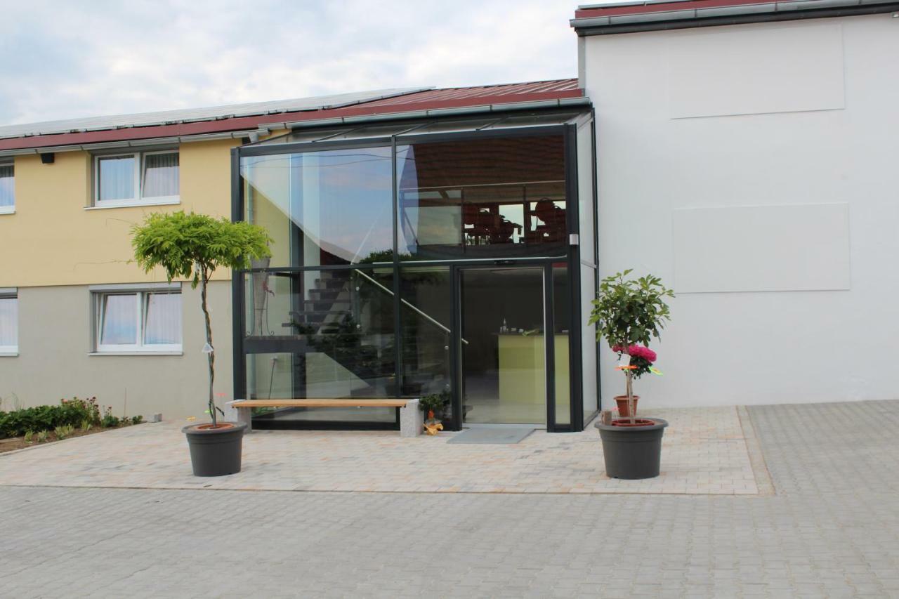 Helmers Gaestehaus Gempfing ภายนอก รูปภาพ
